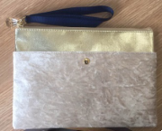 手にかばんを取る